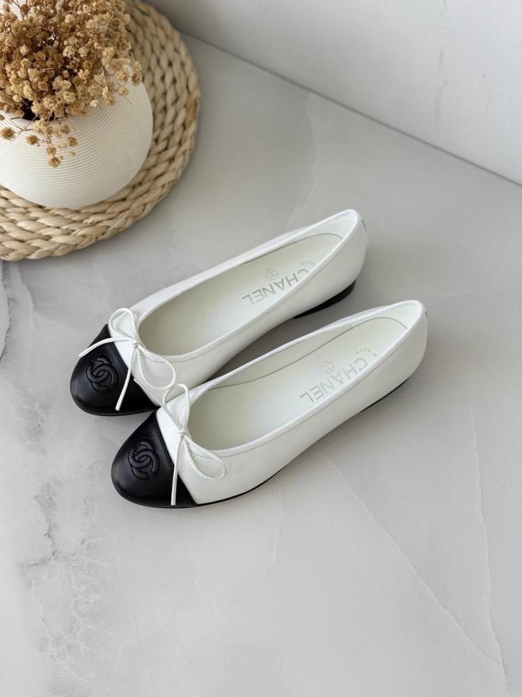 Chanel Women's Flat Comfort Shoes in Black and White