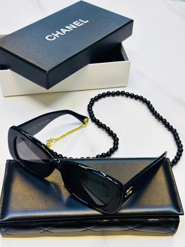 Chanel CH5488 sunglasses in black with a chain - E-SEVEN STORE display picture 3