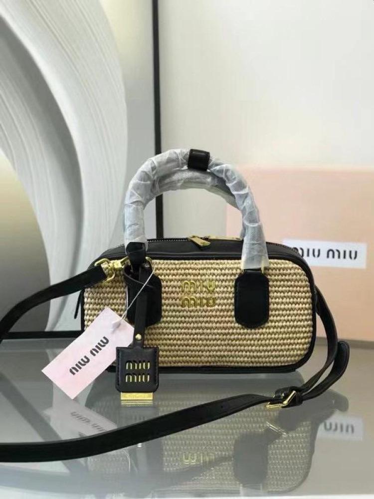 miu miu シルバー　ミニバッグ Mini Miu Miu Black Leather Shoulder Bag with Long Strap - E