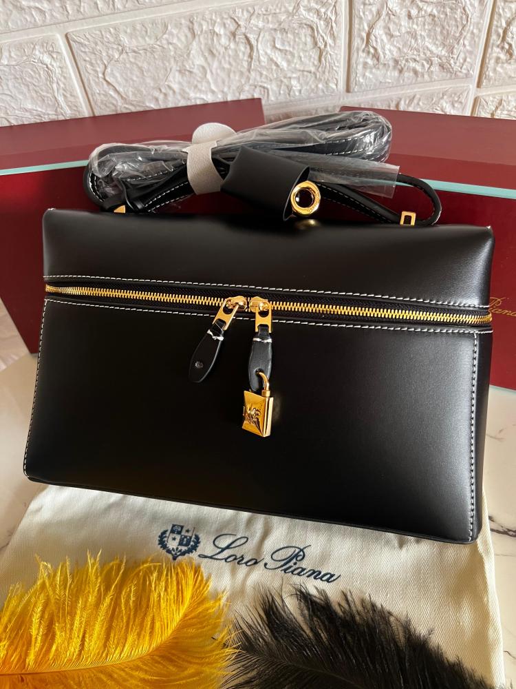 ルイヴィトン Louis Vuitton Capucine Handbag, Black and Gold Top Handle