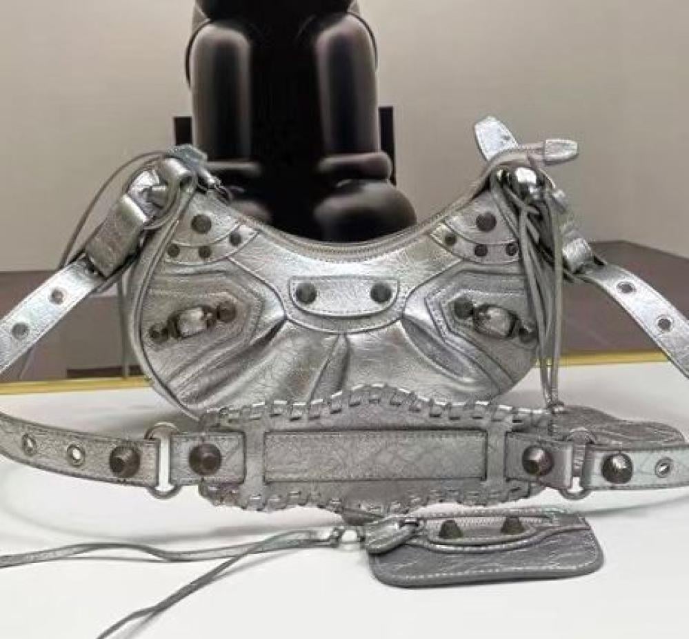 شنطه كتف بالنسياغا نسائية جلدية لون سيلفر نمط سحاب