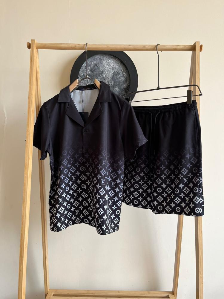 طقم شورت رجالي لويس فيتون وقميص اسود مونوغرام أبيض