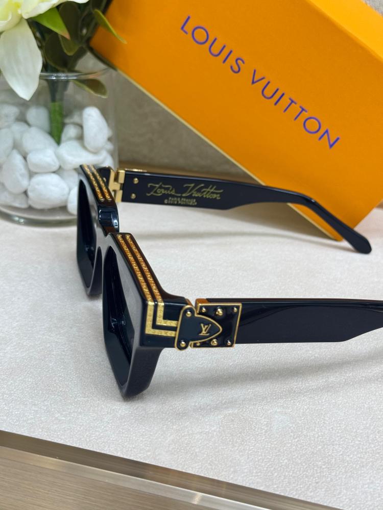 LOUIS VUITTON サングラス ブラック ゴールド Louis Vuitton Men's Black and Gold Square Frame Sunglasses
