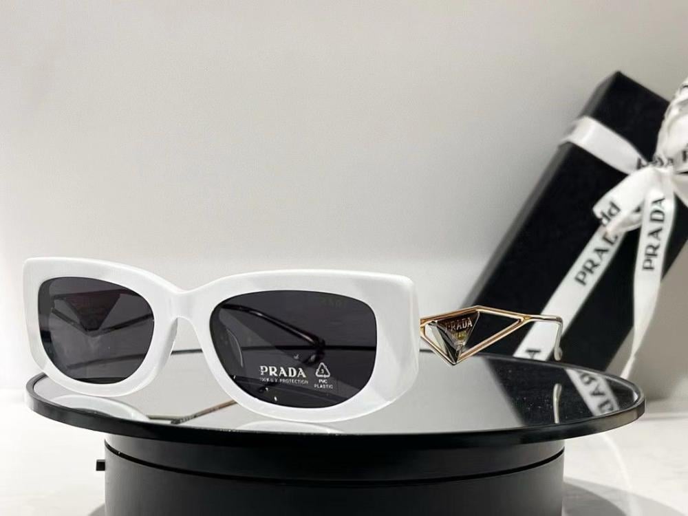 とは Prada Women's Fashionable Sunglasses, Square Lens, White and
