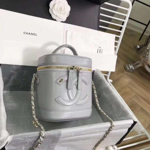 حقيبة شانيل فانيتي بوكس جلدية رمادية بحامل وحزام
