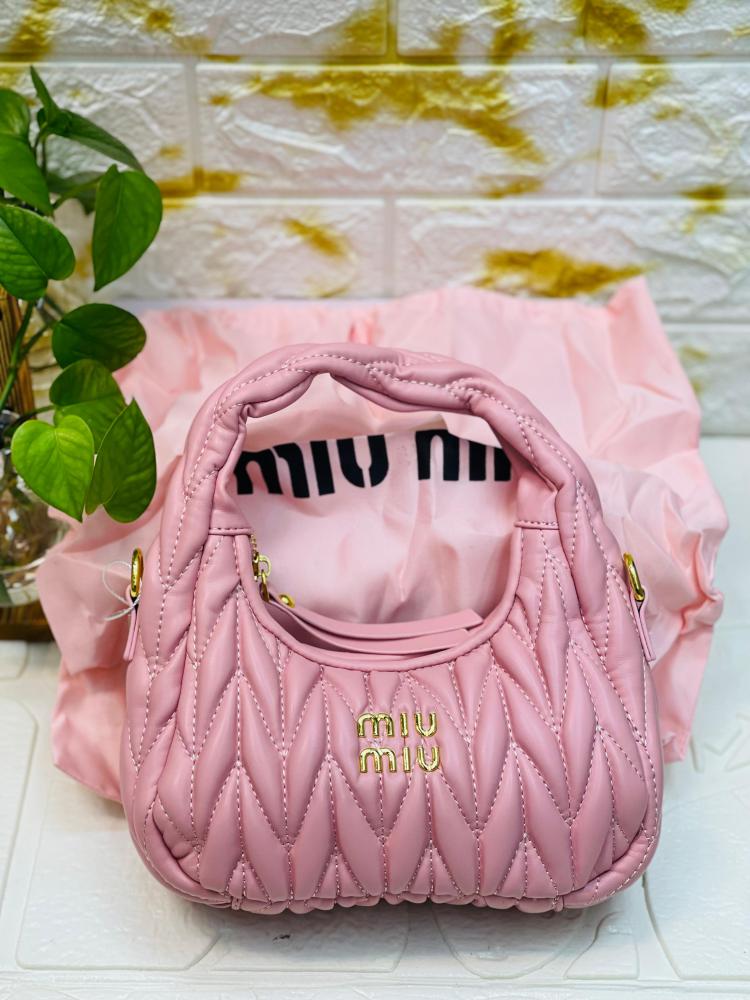 むー。 Miu Miu Luxury Design Zippered Shoulder Bag in Baby Pink - E
