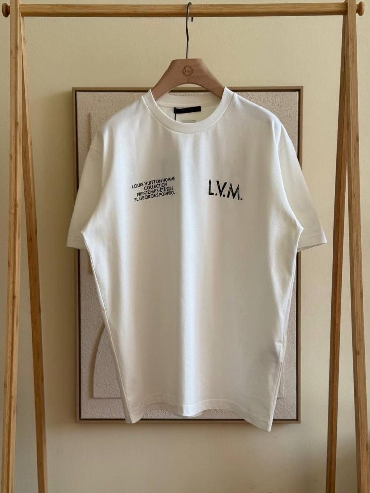 قميص لويس فيتوت تيشيرت رجالي أبيض بطباعة سوداء