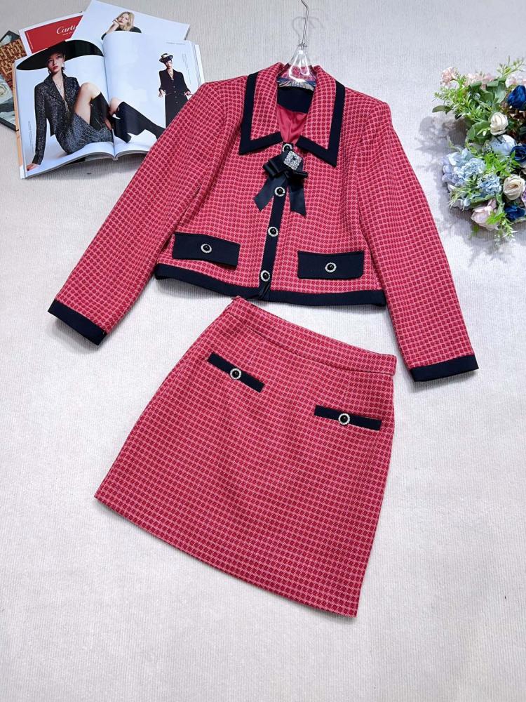 طقم تنورة رسمي للنساء من شانيل تنورة وجاكيت بلون أحمر وعقدة أنيقة