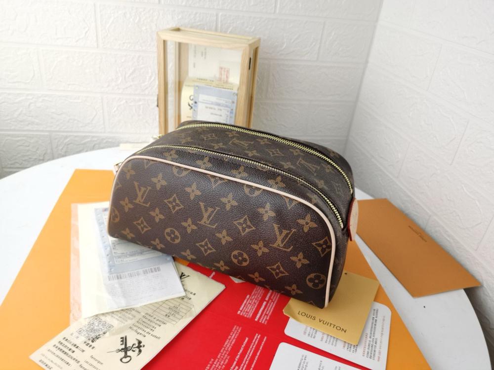 Mai Louis Vuitton Locker Dob Kit Monogram Men's Bag Brown - E