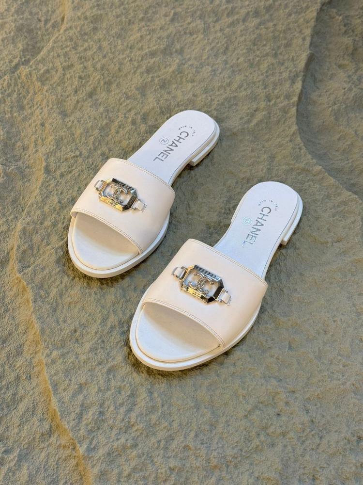 Women's Chanel white leather flat slipper