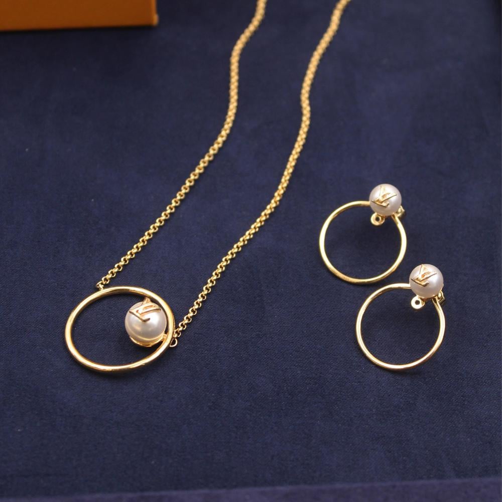 سيت مجوهرات من لويس فيتون عقد وحلق مدور بلون ذهبي