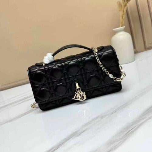 バッグ Elegant My Dior bag with a chain and a luxurious leather handle in