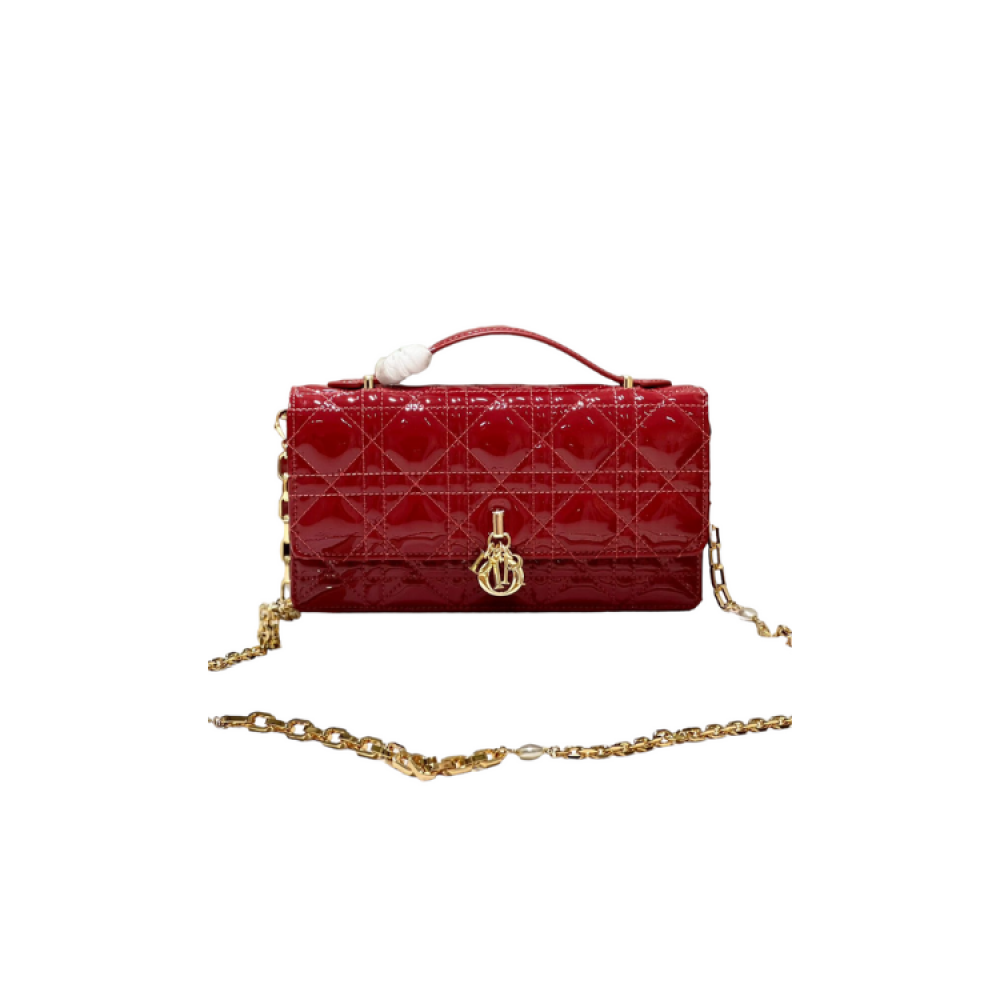 حقيبة ماستر راقية من ديور ميني بلون أحمر مميز وتفاصيل ذهبية