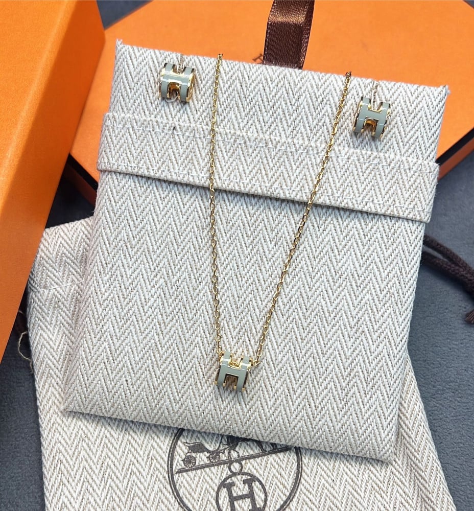 طقم مجوهرات فاخر من هيرميس لون ذهبي مع فضي قلادة وأقراط