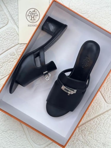 キャンディキャンディ ベルト Hermes black block heel sandal with a distinctive design - E