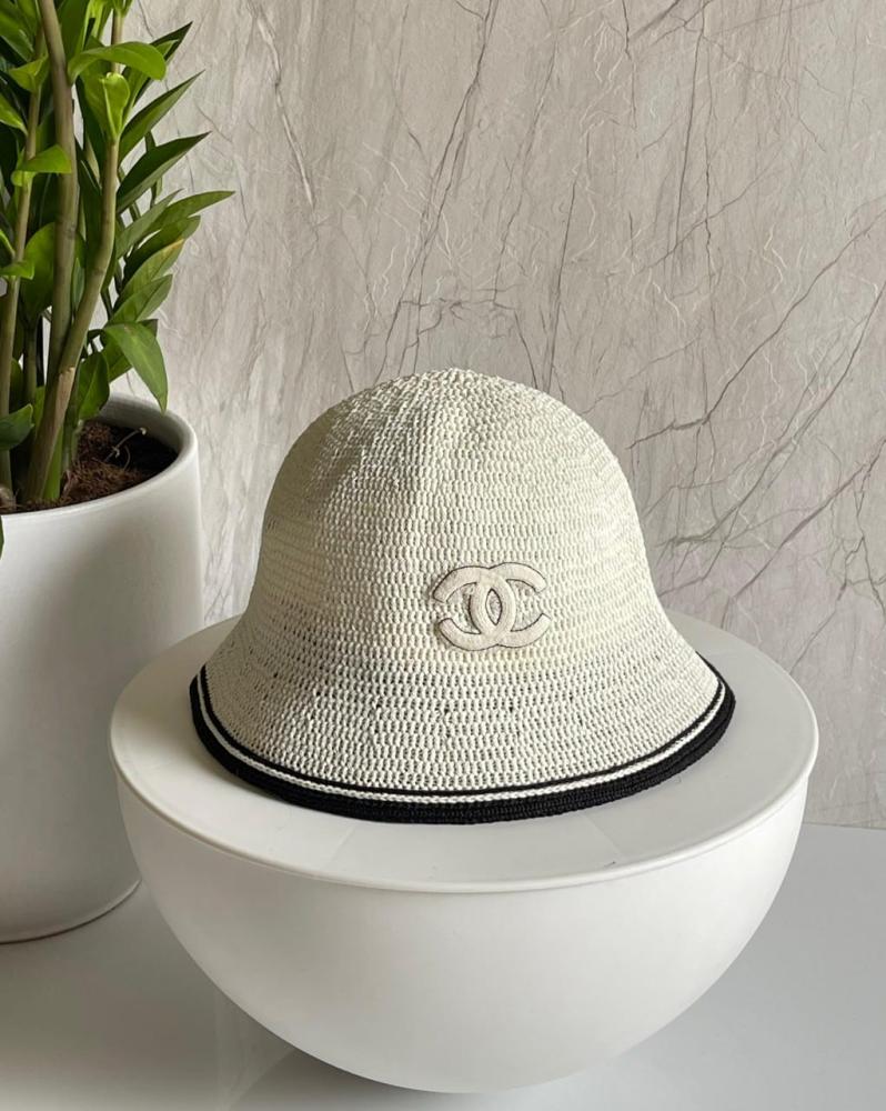 قبعة رأس محبوكة للنساء شانيل لون ابيض اطراف سوداء