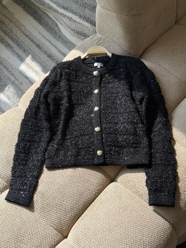 ジミー Elegant Chanel tweed cardigan with prominent buttons, luxurious