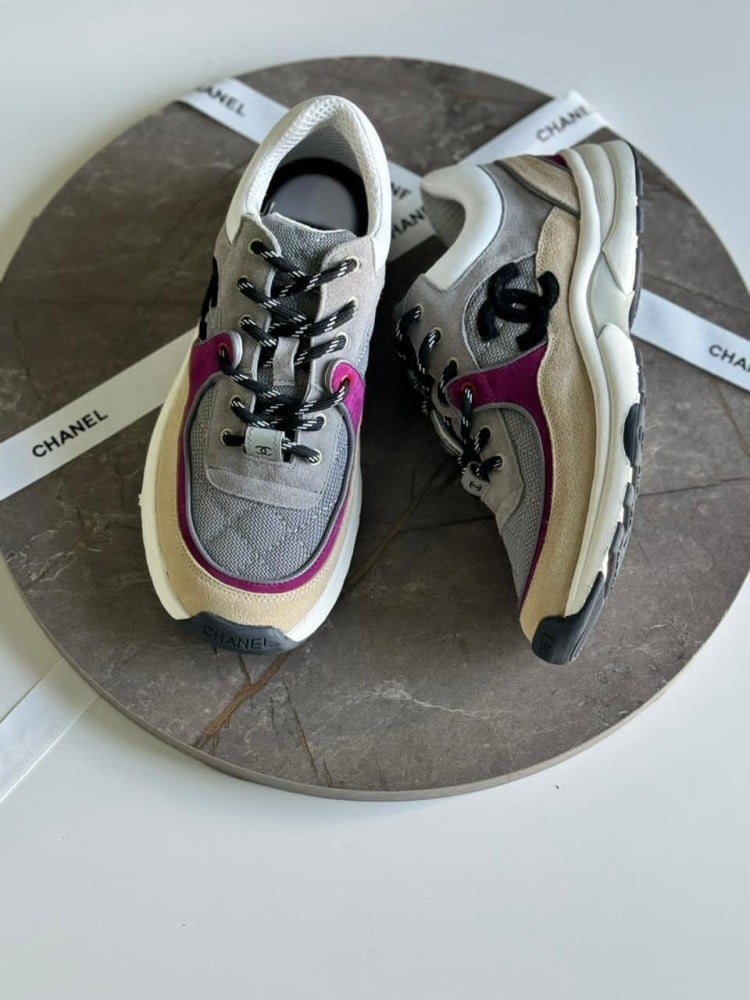 سنيكر راقي شانيل للنساء لون بيج مع بنفسجي