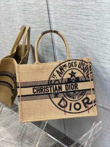 حقيبة ديور Book Tote متوسطة الحجم قماشية بلون البي...