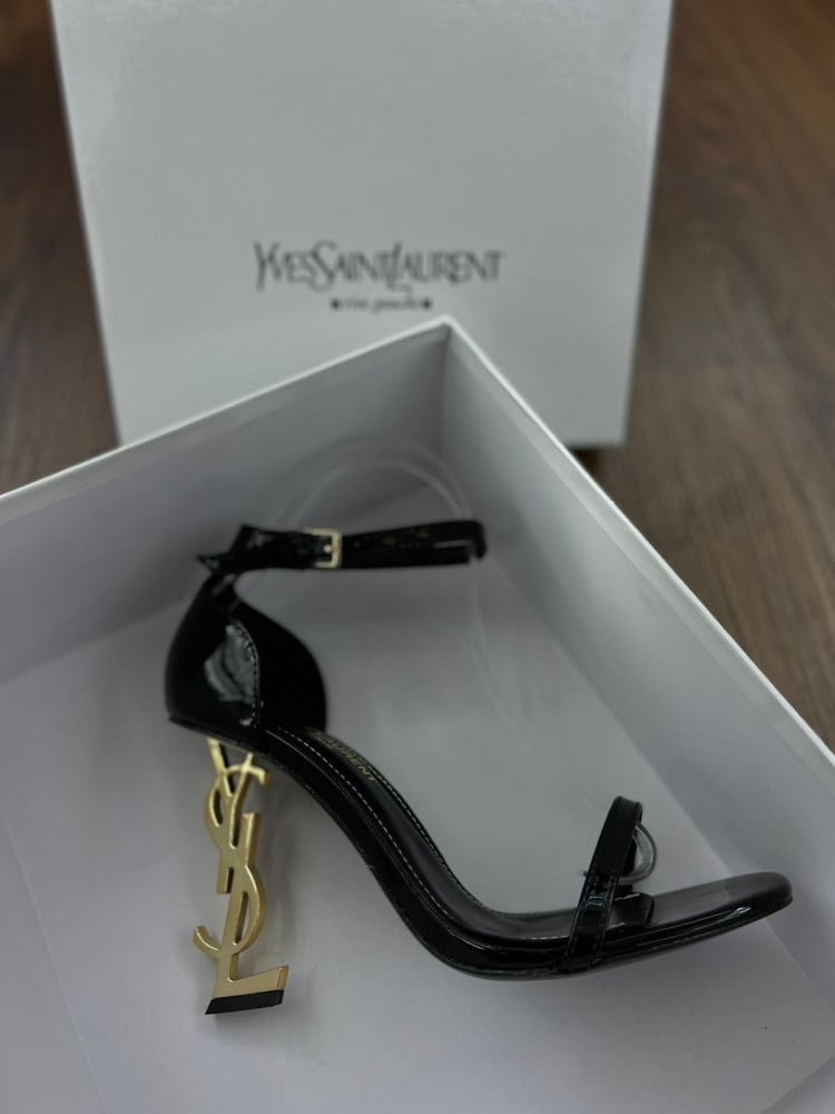 صندل كعب عالي إيف سان لوران أسود وكعب شعار ذهبي