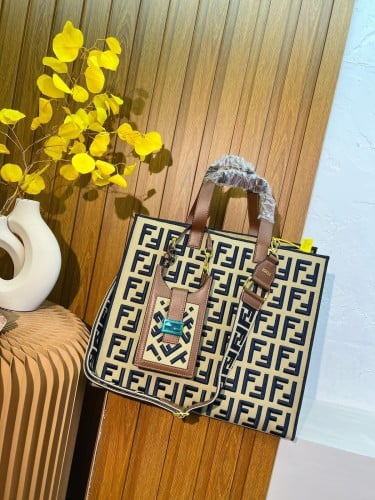 توت باق فيندي نسائية واسعة بيج تطريز FF أسود فاخر