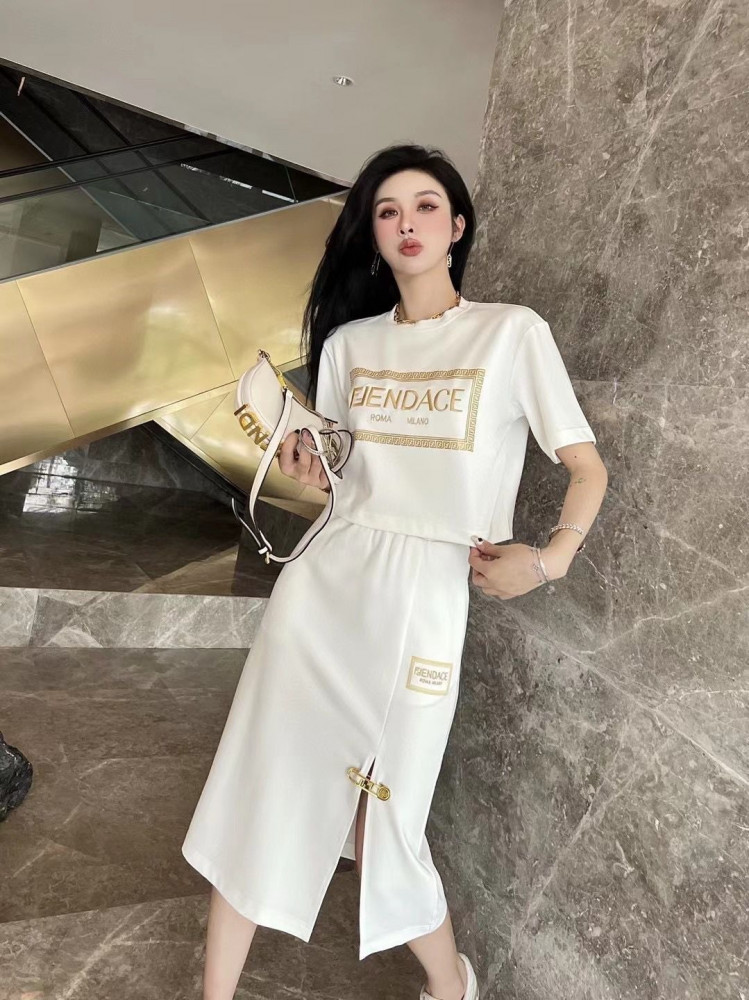 طقم نسائي فيرزاتشي فيندي تيشرت وتنورة - وايت تفاصيل جولد