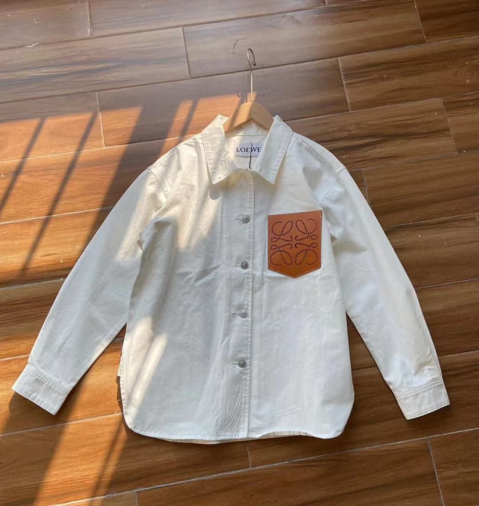 قميص لويفي نسائي ابيض جيب بني مطرز بشعار العلامة