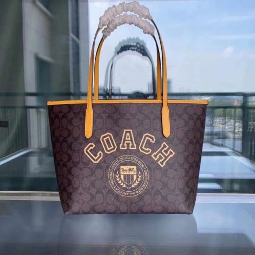 حقيبة كوتش مميزة واسعة بسحاب مع حامل مريح