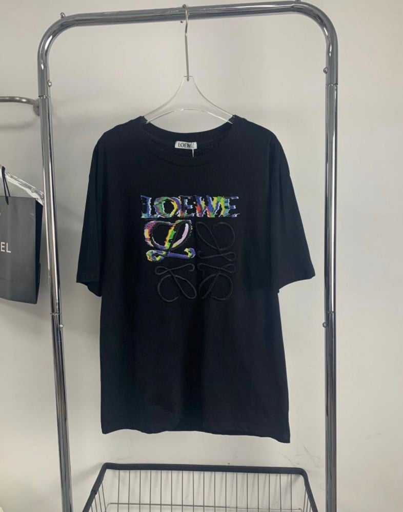 تيشيرت لويفي نسائي أسود شعار مطرز ملون