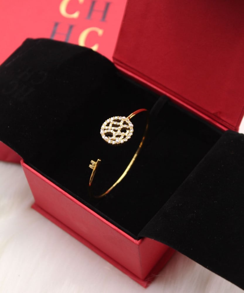 اسوارة كارولينا هيريرا نسائية لون ذهبي