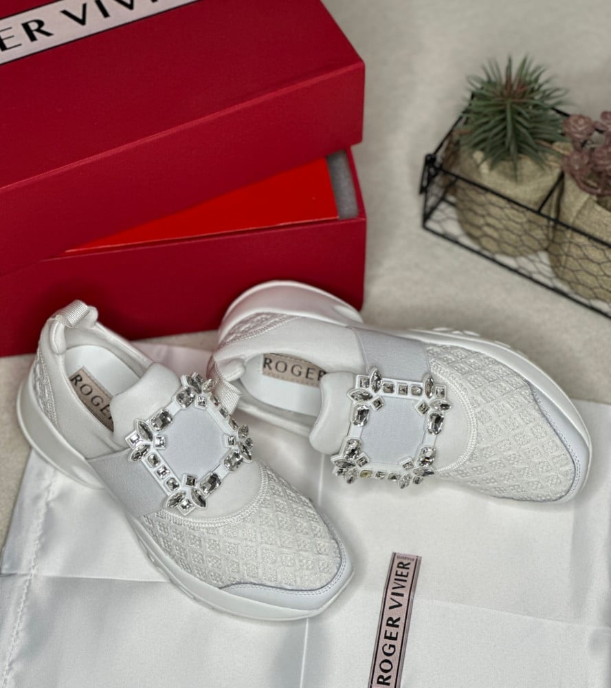 شوز نسائي Roger vivier جلد أبيض ساحر بنقشة وستراس مميز