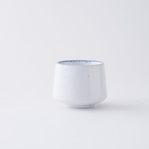 منتج مجاني: كوب سيرامك بتصميم حجري - 180 مل ابيض بأطراف زرقاء