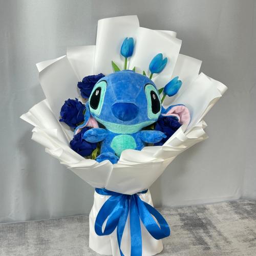 دب ستيتش مع ورد صناعي