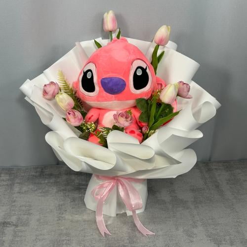 دب ستيتش مع ورد صناعي