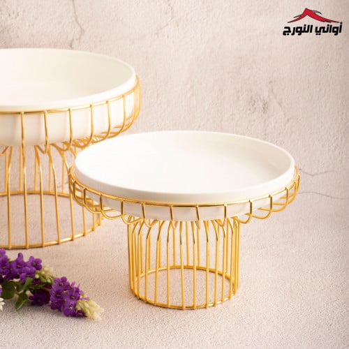 ستاند ذهبي مع صحن حلويات أبيض