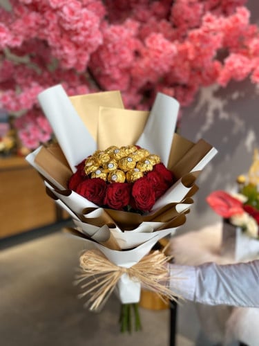 باقة ورد طبيعي مع شوكولاتة (باقة ورد وشوكولاتة)