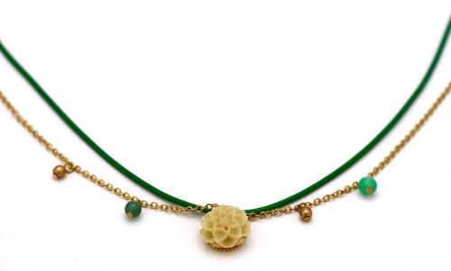 قلادة رقيقة وانيقة خضراء مزينة باللورد والخرز