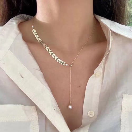 عقد نسائي ذهبي مزين بلؤلؤ صناعي