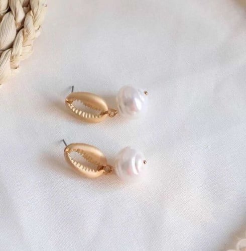 حلق مطلي بالروديوم بقطعة لولو