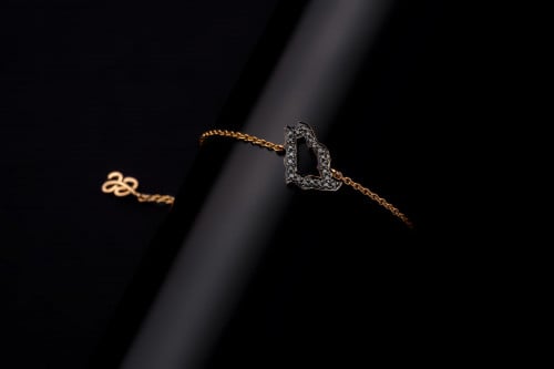 اسوارة خريطة المملكة ذهب عيار 18 مرصع بلألماس الأسود