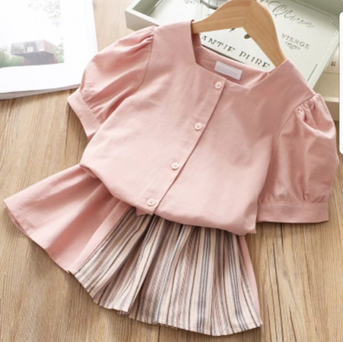 طقم تيور وردي أنيق مع أكمام البف القصيرة