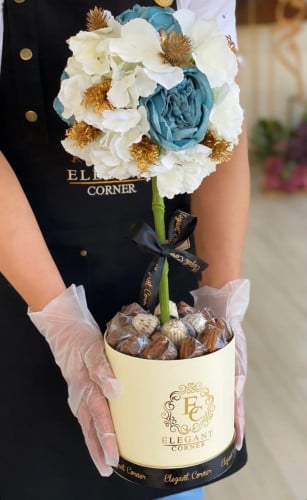 بوكس يحتوي على ربع كيلو شوكلاته بلجيكية مغلفة (  مع امكانية اختيار لون الورد حسب الطلب )