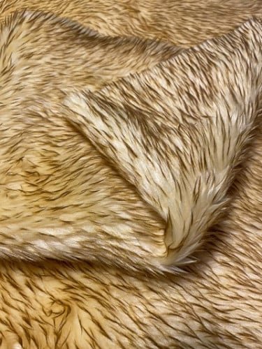 فرو للزينة بلون زعفراني مخطط بالأسود