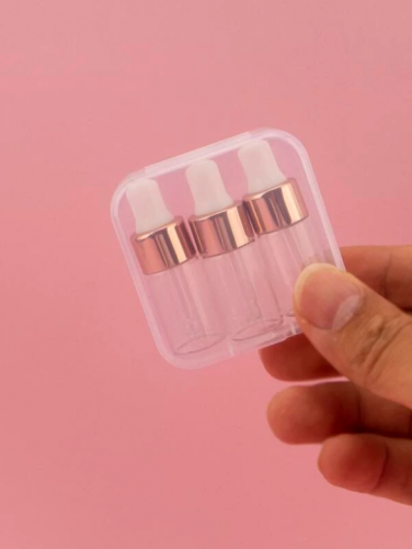 3 قطارات صغيرة 3 مل، ومعهم علبة بلاستيكية تفيد لحمل الحبر أو الماء المقطر