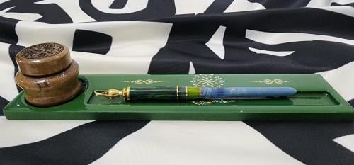 مسند للقصبة وللمحبرة