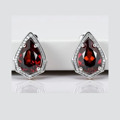 حلق ذهب عيار ١٨  ٢جرام حجر جارنت طبيعي والماس