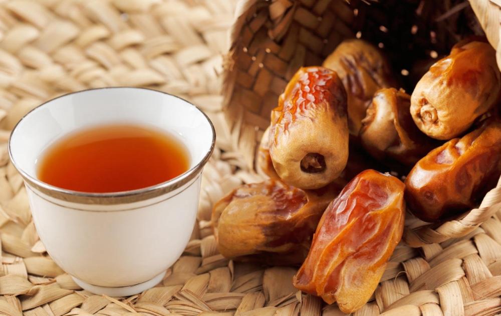 ما هي أصول القهوة السعودية وتقاليد تقديمها؟