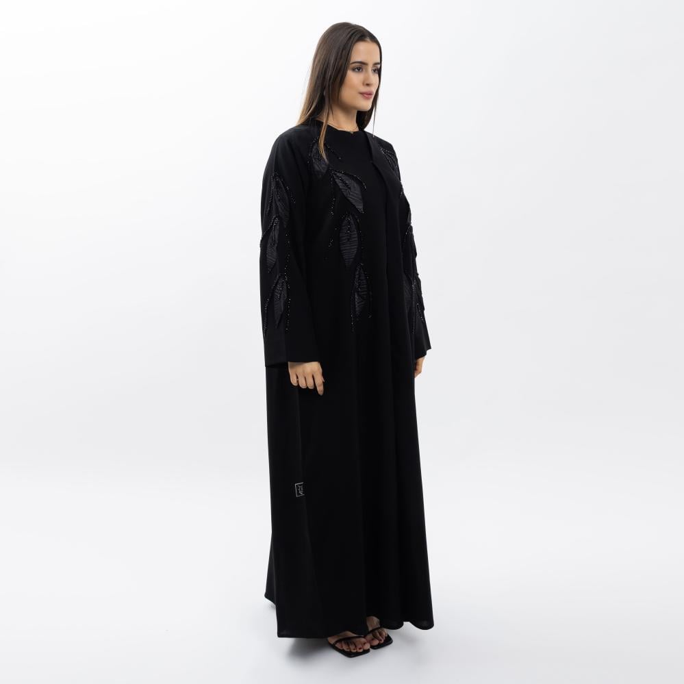 عباية سوداء مع تطريزات ( كريب ناعم )