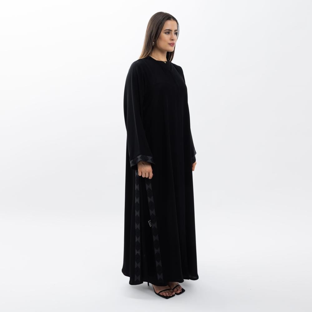 عباية سوداء مع شغل ( كريب نص كلوش )