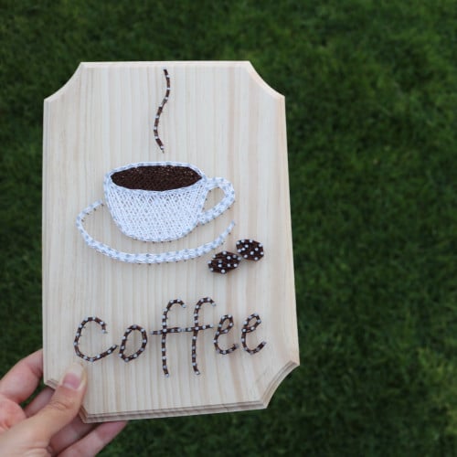 كوب قهوة مع كلمة coffee بإستخدام المسامير